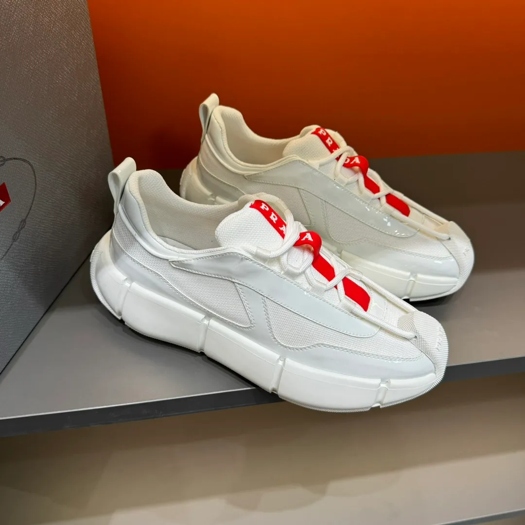 P460 PRADA/Prada men's lace-up leather casual sports shoes, the upper is made of cowhide leather and breathable mesh. It is soft, comfortable and breathable. The tongue is decorated with the PRADA brand letter logo. The thick rubber sole echoes the red label tongue. The style is fashionable and elegant. The details are carefully crafted. A casual sports shoe with a super western style and excellent breathability! Code number 38-45 (45 customized)